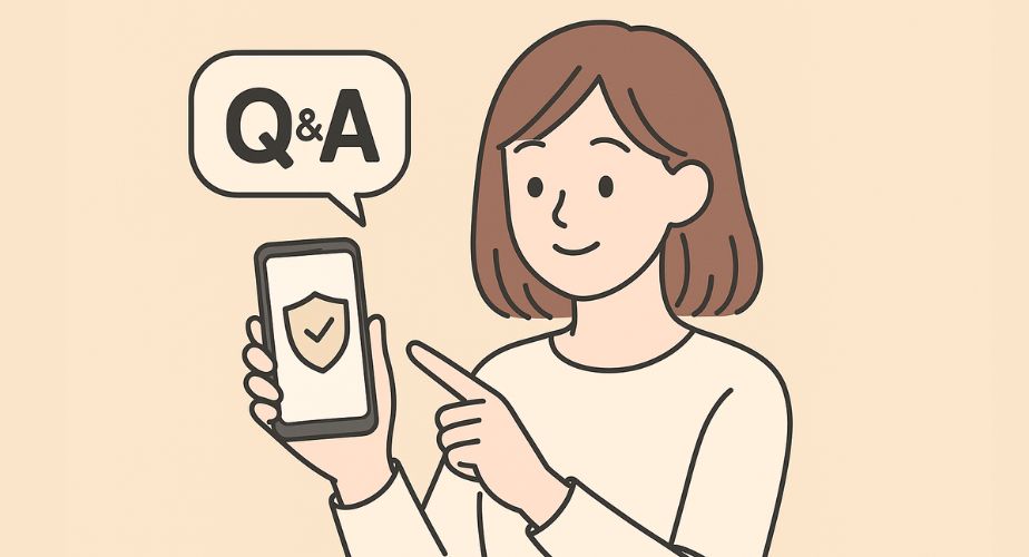 ベージュの背景の中、茶色い髪の女性がスマートフォンを手に持ち、画面に表示された盾のアイコンを指さしている様子。スマートフォンの上には吹き出しで『Q&A』と書かれており、女性は優しい表情で説明しているように見える。